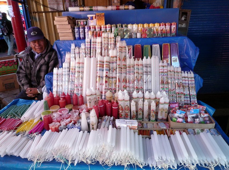 Artesano vendiedo velas artesanales en Bolivia