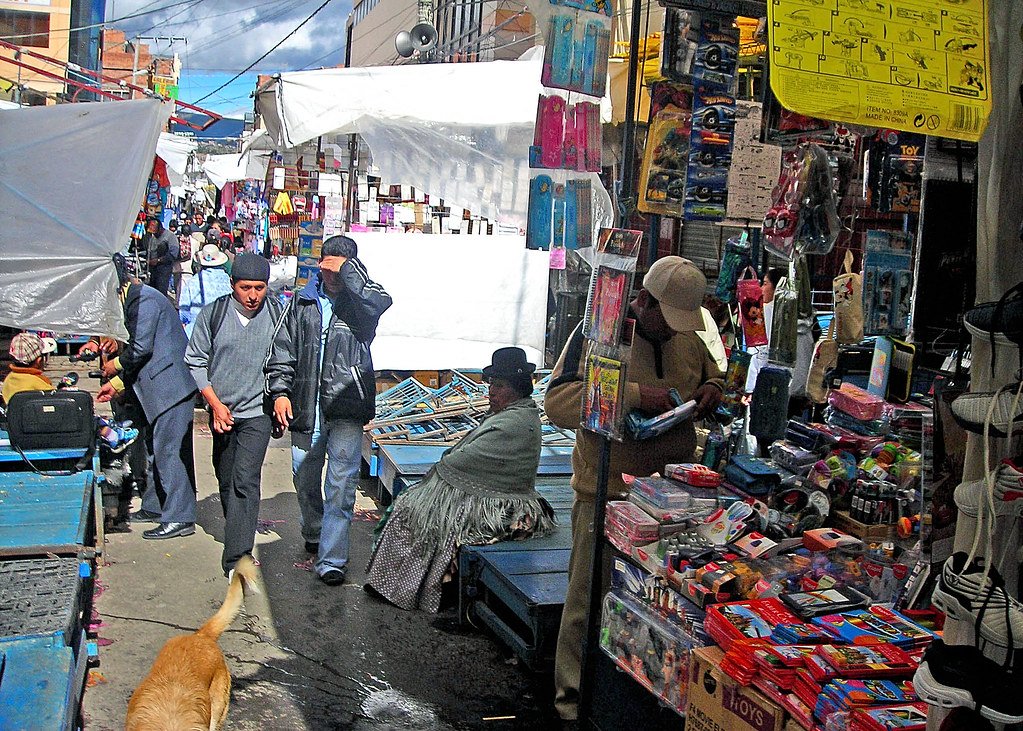 Comerciantes callejeros vendiendo en un mercado en Bolivia