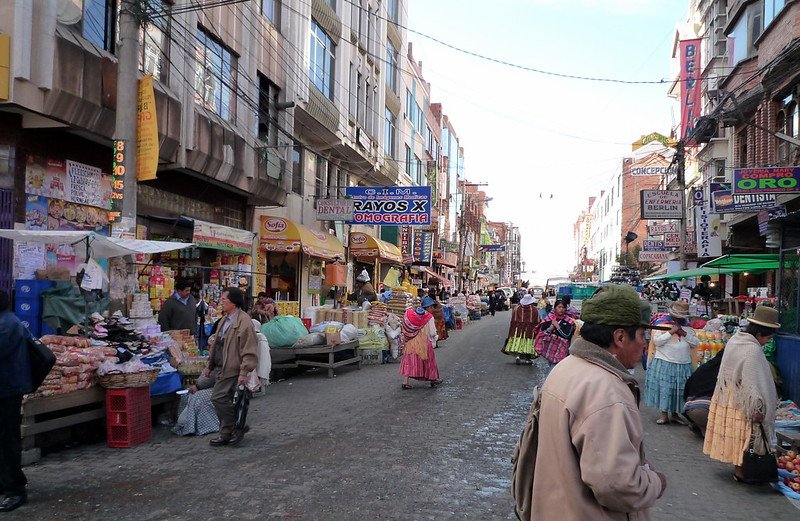 Gremiales en un mercado abierto en Bolivia